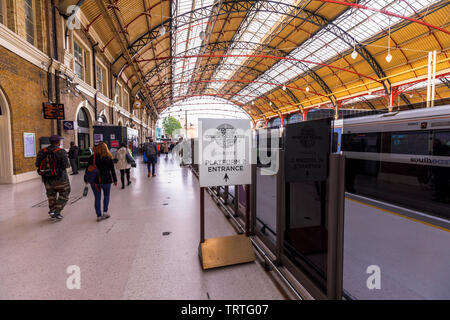 Belmond Venice Simplon Orient Express Abflughalle Check-in Eingang Schild am Bahnsteig 2 Bahnhof London Victoria, London SW1 Stockfoto