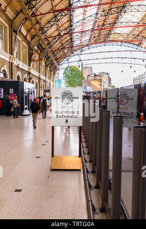 Belmond Venice Simplon Orient Express Abflughalle Check-in Eingang Schild am Bahnsteig 2 Bahnhof London Victoria, London SW1 Stockfoto