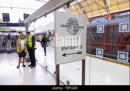 Belmond Venice Simplon Orient Express Abflughalle Check-in Eingang Schild am Bahnsteig 2 Bahnhof London Victoria, London SW1 Stockfoto