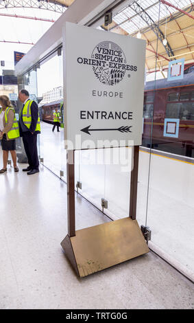 Belmond Venice Simplon Orient Express Abflughalle Check-in Eingang Schild am Bahnsteig 2 Bahnhof London Victoria, London SW1 Stockfoto