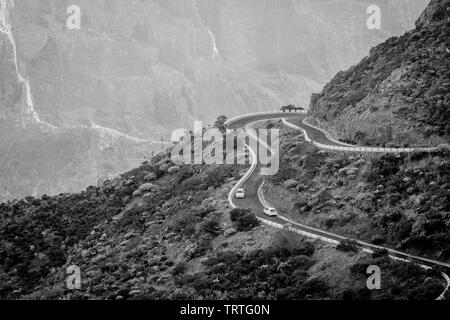 Schwarz-weiß Fotografie des Zuges, Hügel, Serpentine. Teneriffa, Spanien, Kanarische Inseln. Landschaft. Langsames Fahren. Stockfoto