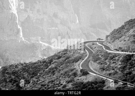 Schwarz-weiß Fotografie des Zuges, Hügel, Serpentine. Teneriffa, Spanien, Kanarische Inseln. Landschaft. Langsames Fahren. Stockfoto