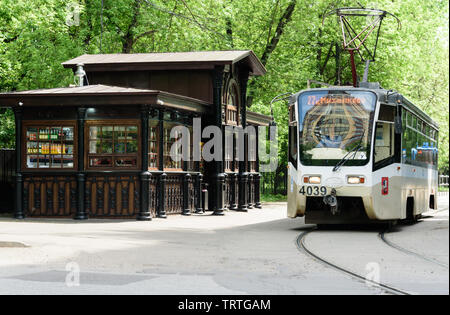 Moskau, Russland - 12. Mai 2019. Moskau Straßenbahn an der alten stop Pavillon. Route Nr. 27 Mikhalkovo. Auf den Seiten der Straßenbahn gibt es das Emblem von Mo Stockfoto