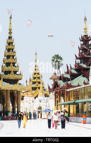 Yangon, Myanmar - März 2019: Touristen zu Fuß in der Shwedagon Pagode Tempel komplex. Stockfoto