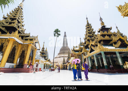 Yangon, Myanmar - März 2019: Touristen zu Fuß in der Shwedagon Pagode Tempel komplex. Stockfoto