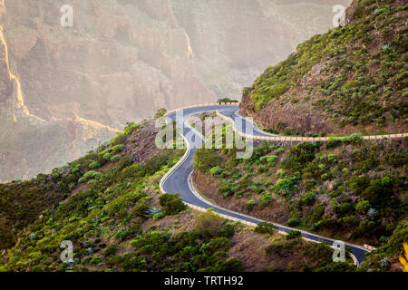 Fotografie des Zuges, Hügel, Serpentine. Teneriffa, Spanien, Kanarische Inseln. Landschaft. Langsames Fahren. Stockfoto