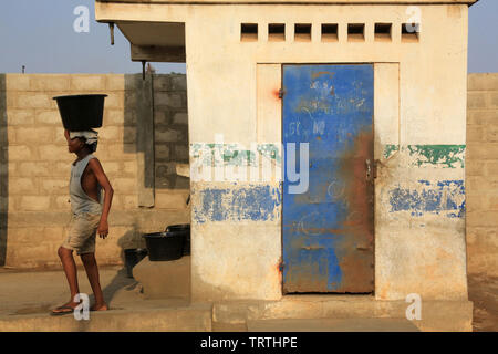 Afrikaner erhalten Sie Wasser mit einem Eimer. Abkommen von Lomé. Togo. Afrique de l'Ouest. Stockfoto