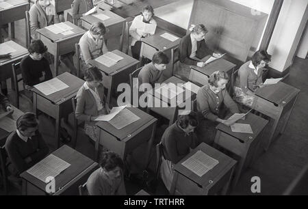 1950, historische Ansicht von eine Musikstunde statt zu einer Grafschaft Secondary School, die Schülerinnen am Schreibtisch sitzen mit ihren Noten, England, UK. Stockfoto