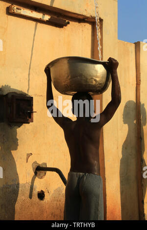 Afrikaner erhalten Sie Wasser mit einem Eimer. Abkommen von Lomé. Togo. Afrique de l'Ouest. Stockfoto