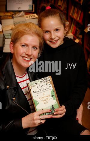 Clare Mackintosh, und ihre Tochter Ivy, 11, wer bietet in ihrem neuen Buch, einem Cotswold Familie leben. Stockfoto