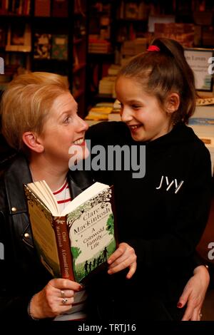 Clare Mackintosh, und ihre Tochter Ivy, 11, wer bietet in ihrem neuen Buch, einem Cotswold Familie leben. Stockfoto