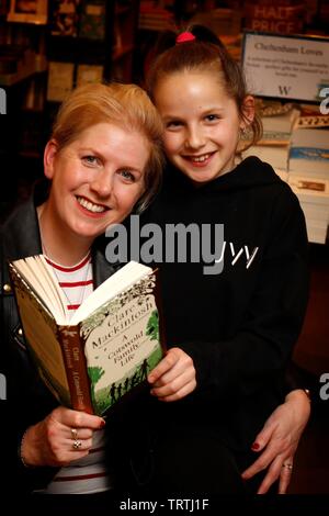Clare Mackintosh, und ihre Tochter Ivy, 11, wer bietet in ihrem neuen Buch, einem Cotswold Familie leben. Stockfoto