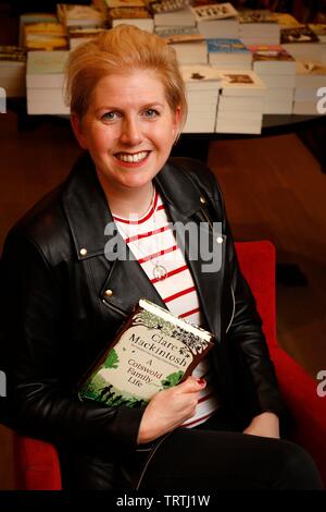 Clare Mackintosh, mit ihrem neuen Buch, einem Cotswold Familie leben. Stockfoto