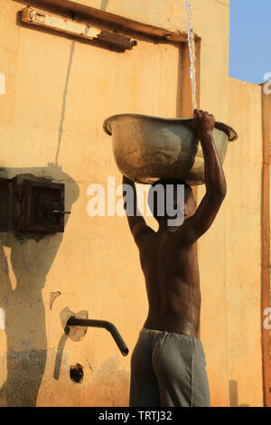 Afrikaner erhalten Sie Wasser mit einem Eimer. Abkommen von Lomé. Togo. Afrique de l'Ouest. Stockfoto