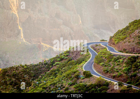 Fotografie des Zuges, Hügel, Serpentine. Teneriffa, Spanien, Kanarische Inseln. Landschaft. Langsames Fahren. Stockfoto