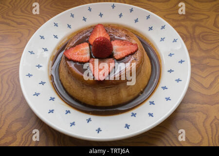 Köstliche hausgemachte Desserts, Flan mit Erdbeeren Stockfoto