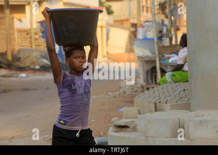 Afrikaner erhalten Sie Wasser mit einem Eimer. Abkommen von Lomé. Togo. Afrique de l'Ouest. Stockfoto