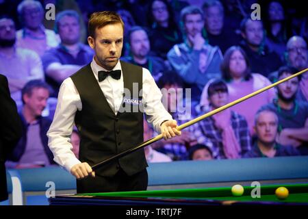 Ali Carter. Judd Trump von Bristol, und Ali Carter aus Chelmsford spielen im Finale von Coral World Grand Prix snooker Championships, in gehalten Stockfoto