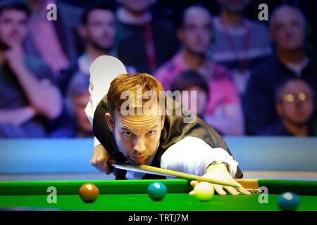 Ali Carter. Judd Trump von Bristol, und Ali Carter aus Chelmsford spielen im Finale von Coral World Grand Prix snooker Championships, in gehalten Stockfoto