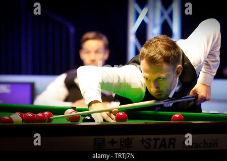 Judd Trump. Judd Trump von Bristol, und Ali Carter aus Chelmsford spielen im Finale von Coral World Grand Prix snooker Championships, in gehalten Stockfoto