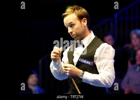 Ali Carter. Judd Trump von Bristol, und Ali Carter aus Chelmsford spielen im Finale von Coral World Grand Prix snooker Championships, in gehalten Stockfoto