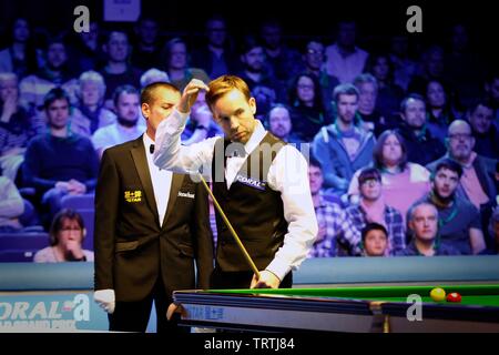 Ali Carter. Judd Trump von Bristol, und Ali Carter aus Chelmsford spielen im Finale von Coral World Grand Prix snooker Championships, in gehalten Stockfoto