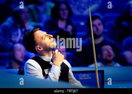Judd Trump. Judd Trump von Bristol, und Ali Carter aus Chelmsford spielen im Finale von Coral World Grand Prix snooker Championships, in gehalten Stockfoto