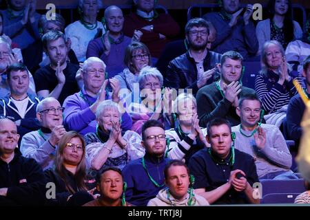 Die Zuschauer Judd Trump von Bristol, und Ali Carter aus Chelmsford spielen im Finale von Coral World Grand Prix Snooker Championship Stockfoto