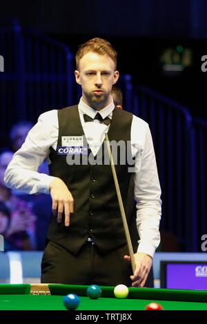 Judd Trump. Judd Trump von Bristol, und Ali Carter aus Chelmsford spielen im Finale von Coral World Grand Prix snooker Championships, in gehalten Stockfoto