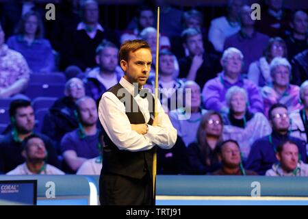 Ali Carter. Judd Trump von Bristol, und Ali Carter aus Chelmsford spielen im Finale von Coral World Grand Prix snooker Championships, in gehalten Stockfoto
