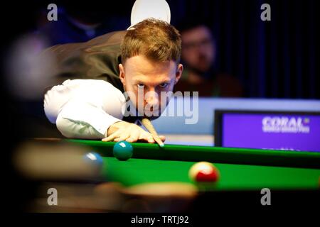 Judd Trump. Judd Trump von Bristol, und Ali Carter aus Chelmsford spielen im Finale von Coral World Grand Prix snooker Championships, in gehalten Stockfoto