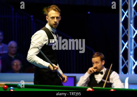 Judd Trump. Judd Trump von Bristol, und Ali Carter aus Chelmsford spielen im Finale von Coral World Grand Prix snooker Championships, in gehalten Stockfoto