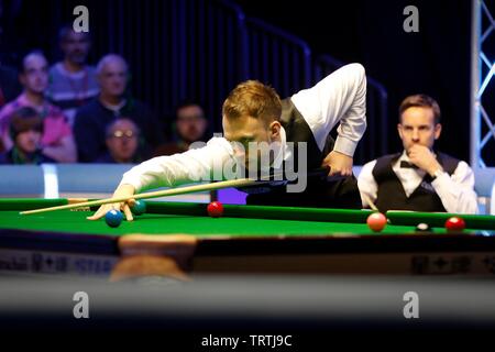 Judd Trump. Judd Trump von Bristol, und Ali Carter aus Chelmsford spielen im Finale von Coral World Grand Prix snooker Championships, in gehalten Stockfoto