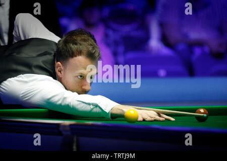 Judd Trump. Judd Trump von Bristol, und Ali Carter aus Chelmsford spielen im Finale von Coral World Grand Prix snooker Championships, in gehalten Stockfoto