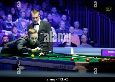 Ali Carter. Judd Trump von Bristol, und Ali Carter aus Chelmsford spielen im Finale von Coral World Grand Prix snooker Championships, in gehalten Stockfoto