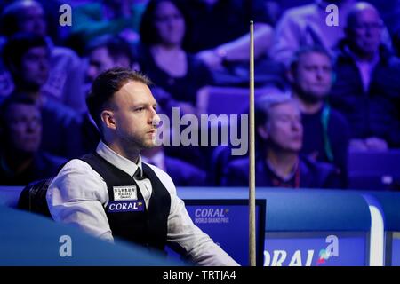 Judd Trump an schaut. Judd Trump von Bristol, und Ali Carter aus Chelmsford spielen im Finale von Coral World Grand Prix snooker wm Stockfoto