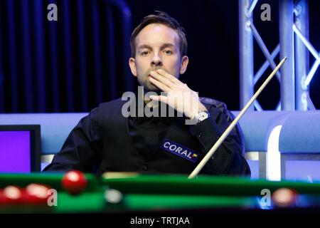 Ali Carter suchen Thoughful. Judd Trump von Bristol, und Ali Carter aus Chelmsford spielen im Finale von Coral World Grand Prix snooker Cham Stockfoto