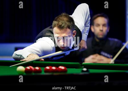 Judd Trump. Judd Trump von Bristol, und Ali Carter aus Chelmsford spielen im Finale von Coral World Grand Prix snooker Championships, in gehalten Stockfoto
