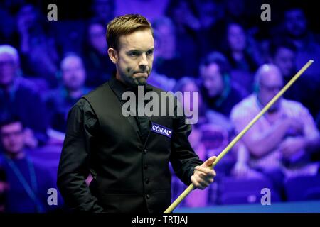 Ali Carter. Judd Trump von Bristol, und Ali Carter aus Chelmsford spielen im Finale von Coral World Grand Prix snooker Championships, in gehalten Stockfoto