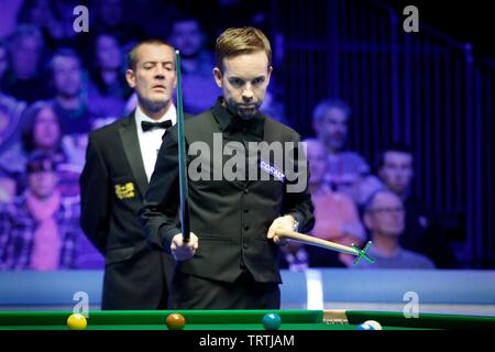 Ali Carter. Judd Trump von Bristol, und Ali Carter aus Chelmsford spielen im Finale von Coral World Grand Prix snooker Championships, in gehalten Stockfoto