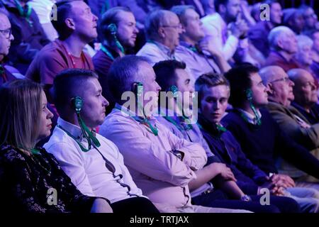 Das Publikum mit grünen Ohrstöpsel Kommentar watching Judd Trump von Bristol zu hören, und Ali Carter aus Chelmsford spielen im Finale des Adr Stockfoto