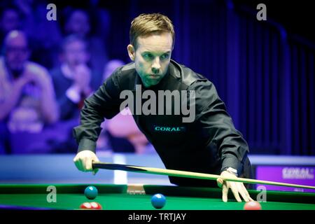 Ali Carter. Judd Trump von Bristol, und Ali Carter aus Chelmsford spielen im Finale von Coral World Grand Prix snooker Championships, in gehalten Stockfoto