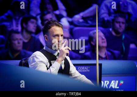 Judd Trump. Judd Trump von Bristol, und Ali Carter aus Chelmsford spielen im Finale von Coral World Grand Prix snooker Championships, in gehalten Stockfoto