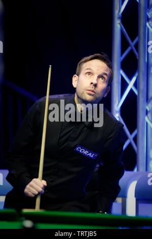 Ali Carter beobachten die Leinwände oberhalb der Tabelle. Judd Trump von Bristol, und Ali Carter aus Chelmsford spielen im Finale von Coral World Stockfoto