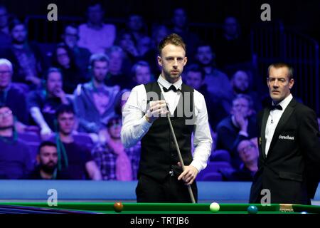 Judd Trump angesichts seiner nächsten Schuss. Judd Trump von Bristol, und Ali Carter aus Chelmsford spielen im Finale von Coral World Grand Prix snoo Stockfoto