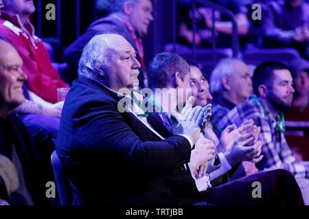 Publikum applaudiert Judd Trump von Bristol, und Ali Carter aus Chelmsford spielen im Finale von Coral World Grand Prix snooker Championships, Stockfoto