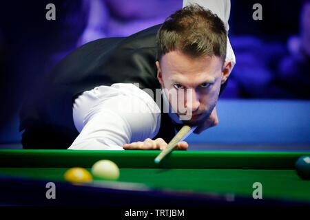 Judd Trump. Judd Trump von Bristol, und Ali Carter aus Chelmsford spielen im Finale von Coral World Grand Prix snooker Championships, in gehalten Stockfoto