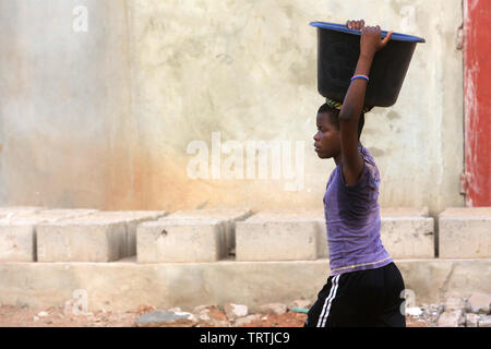 Afrikaner erhalten Sie Wasser mit einem Eimer. Abkommen von Lomé. Togo. Afrique de l'Ouest. Stockfoto