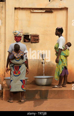 Afrikaner erhalten Sie Wasser mit einem Eimer. Abkommen von Lomé. Togo. Afrique de l'Ouest. Stockfoto