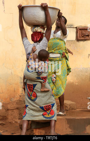 Afrikaner erhalten Sie Wasser mit einem Eimer. Abkommen von Lomé. Togo. Afrique de l'Ouest. Stockfoto